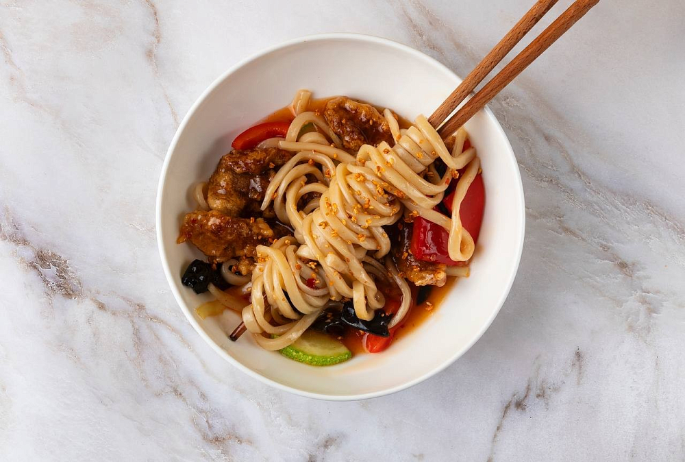 Удон со свининой в кисло-сладком соусе 