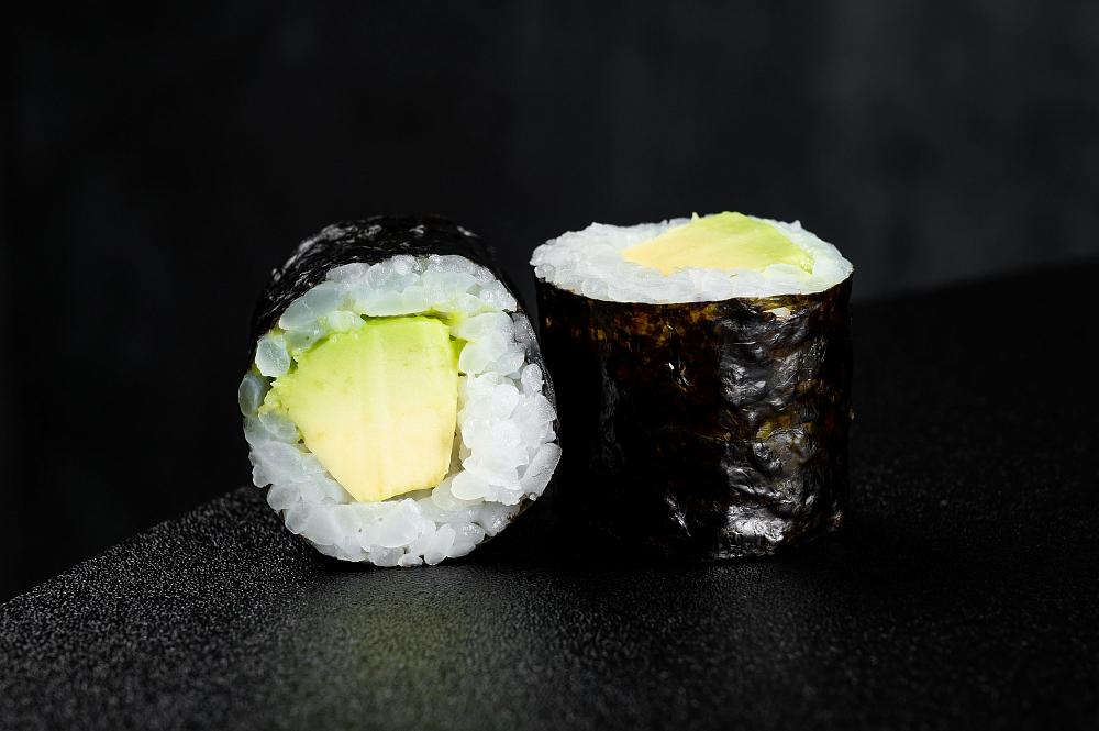 Ролл с авокадо