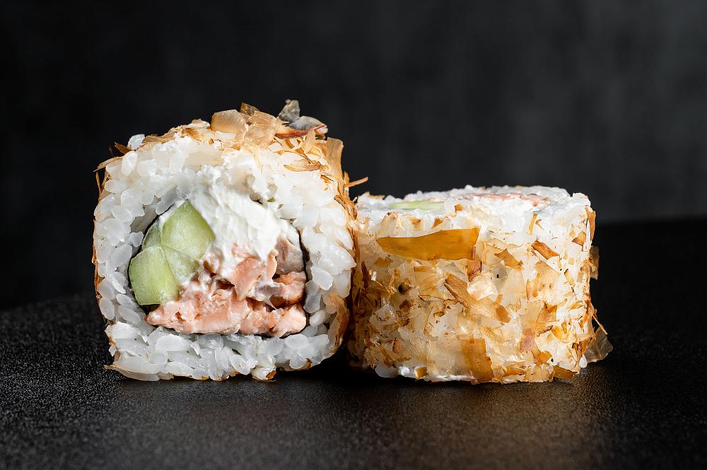 Ролл лосось терияки с огурцом и стружкой тунца