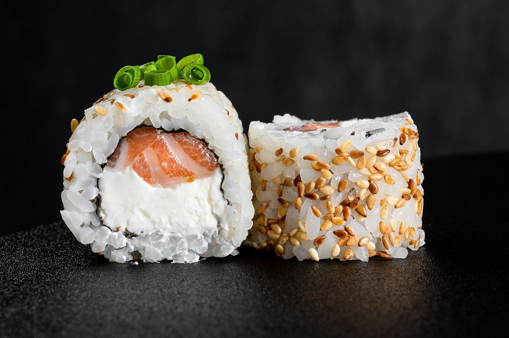 Ролл из лосося с сыром Филадельфия и луком сибулет
